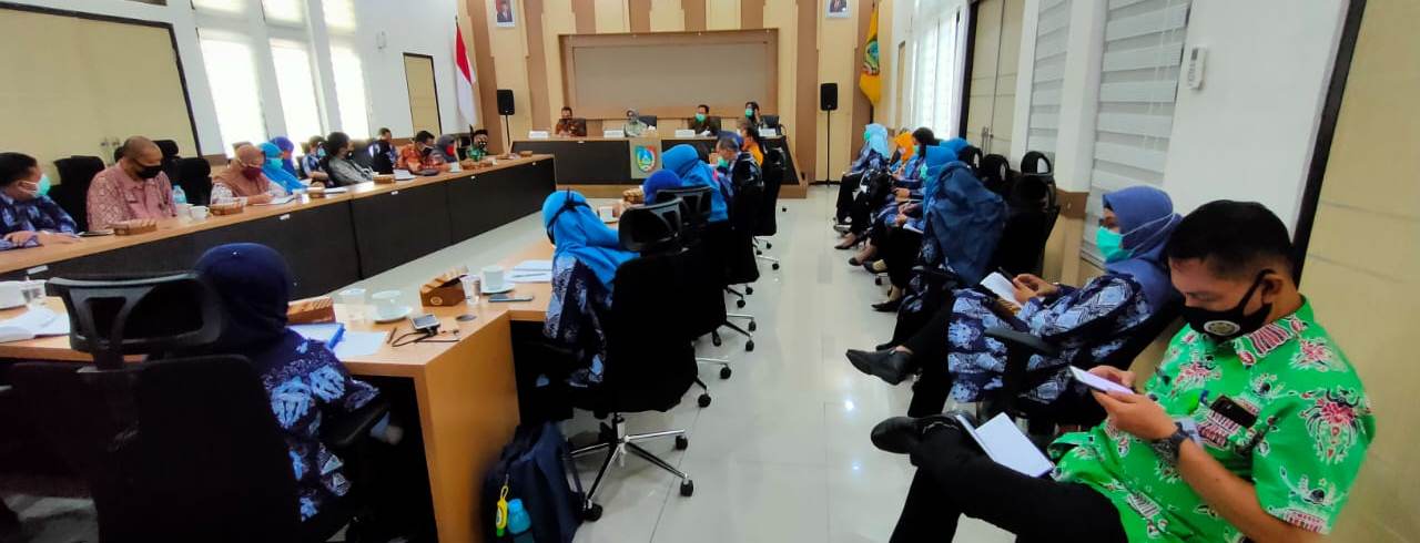 Kepala Puskesmas dan Kepala Dinas Kesehatan bersama Tim GTPP Covid-19 Mengikuti Rapat di Ruang Swagata Pendopo, yang Dipimpin Bupati Hj Mundjidah Wahab, Kamis (25/6/2020).