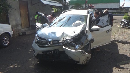 Mobilio Ringsek Akibat Kecelakaan Beruntun, Rabu (12/8).