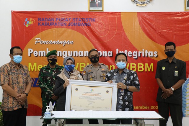 Sekdakab Jombang Dr Akh Jazuli, SH., M.Si (kedua dari kanan) Bersama Kepala BPS Jombang, Endang Sulastri Didampingi Forkompimda Menunjukkan Piagam Wilayah Bebas Korupsi (WBK) dan Wilayah Birokrasi Bersih dan Melayani (WBBM), Selasa (15/12/2020). 