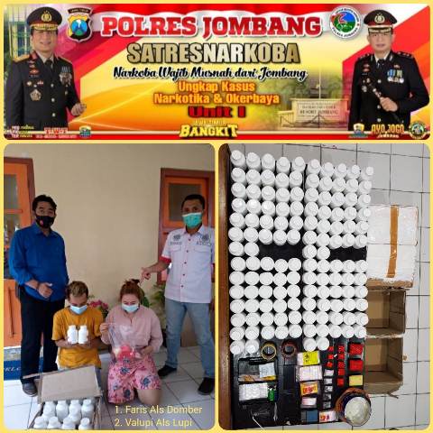 Kasat Resnarkoba Polres Jombang AKP Mochammad Mukid, SH, (kiri/biru) menunjukkan BB dan pelaku. 