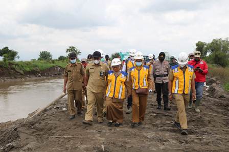 Bupati Hj Mundjidah Wahab didampingi OPD terkait meninjau pengerjaan Tanggul di Rolak 70, Desa Bugasurkedaleman, Kecamatan Gudo, Senin (8/3/2021).