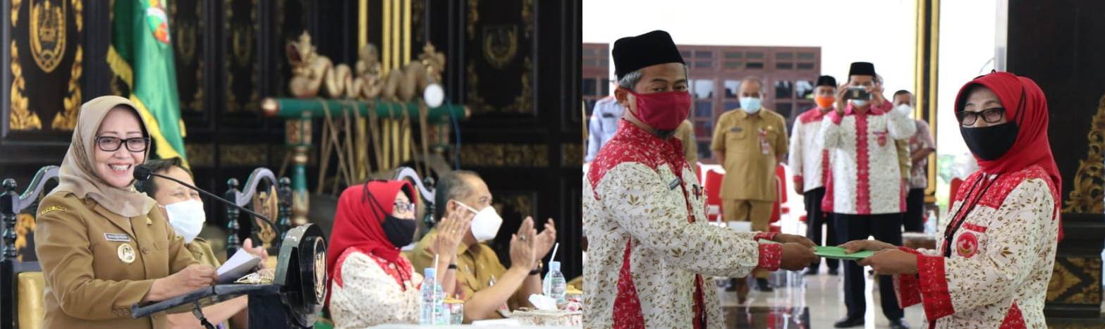 Bupati Jombang Hj Mundjidah Wahab (foto kiri) menyaksikan Pengukuhan Pengurus Perhiptani Kabupaten Jombang masa bakti 2021-2026 oleh Wakil Ketua Perhiptani Provinsi Jawa Timur Ir. Sri Widarti, Senin (29/3/2021) di Pendopo.