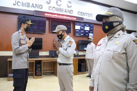 Wakapolres Jombang Kompol Ari Trestiawan memberikan ucapan kepada dua ASN yakni Farid Halimi dan Arista Tri Lestari.