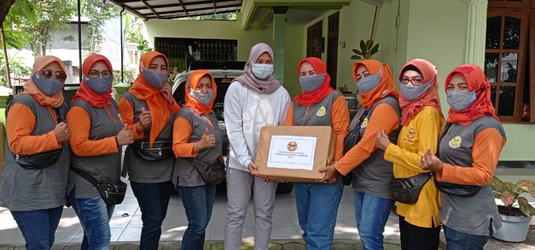 Besty Mega Permatasari (putih) menerima bingkisan dari Ketua Perwosi (pegang bingkisan/kiri Besty). Bingkisan sebagai wujud perhatian insan olahraga.