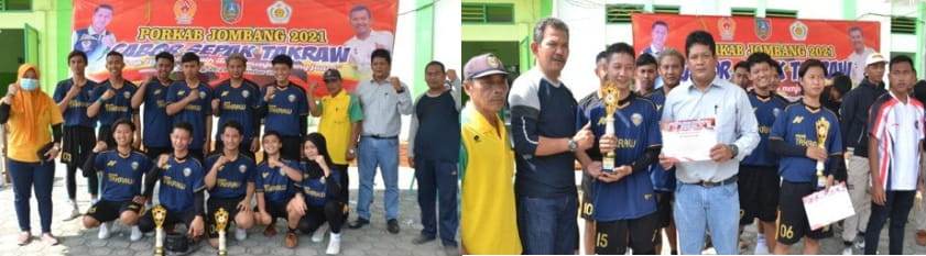 Photo Kanan: Ferianto (baju putih) Kepala Desa Watugaluh, Kecamatan Diwek, Kabupaten Jombang mendampingi Pemuda desanya sebagai Juara I & 2 PORKAB Jombang, menerima Piala dari Ketua PSTI Kabupaten Jombang Drs Alim, M.Pd, Rabu (29/9/2021). Photo Kiri: Tim Sepak Takraw foto bersama Kades dan perangkat desa.