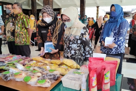 Bupati Jombang Hj Mundjidah Wahab (berkacamatan) menyaksikan beragam produk pelaku usaha koperasi di Kabupaten Jombang, 