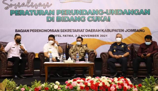 Wakil Bupati Jombang Sumrambah, Ketua DPRD Jombang, H. Mas’ud Zuremi, Widodo Wiji Mulyono, Kasi Intelejen dan Penindakan Bea Cukai Kediri, dan Rohmat Abidin Komisi B DPRD Jombang sebagai nara sumber Ketentuan Cukai.