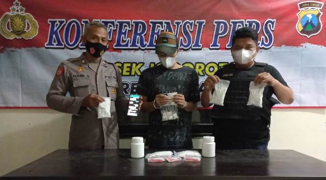 Petugas Polsek Jogoroto menunjukkan tersangka dan barang bukti.
