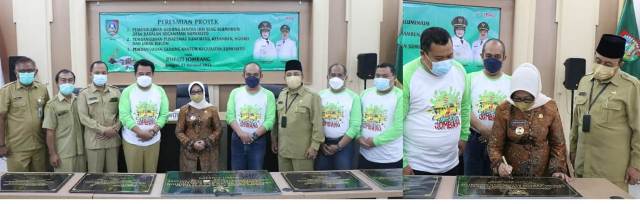 Bupati Jombang Hj Mundjidah Wahab menandatangani prasasti sebagai bukti peresmian insfrastruktur di Kabupaten Jombang.