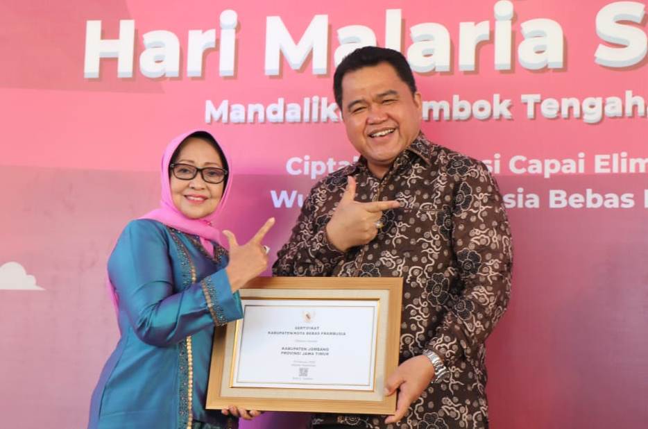 Dirjen Pencegahan dan Pengendalian Penyakit, Maxi Rein Rondonuwu, mewakili Menteri Kesehatan Budi Gunadi Sadikin menyerahkan sertifikat kepada Bupati Jombang, Hj. Mundjidah Wahab pada puncak acara Hari Malaria Sedunia di Mandalika Kuta Lombok Tengah Nusa Tenggara Barat, Selasa (31/5/2022).