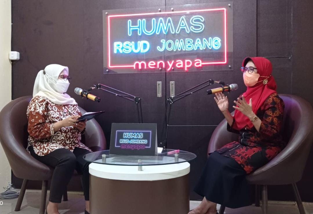 Dokter Tri Putri Yuniarti (kanan/59 tahun), Spesialis Patologi Klinik RSUD Jombang saat berdialog dipandu Gionnita Prayoga (kiri).