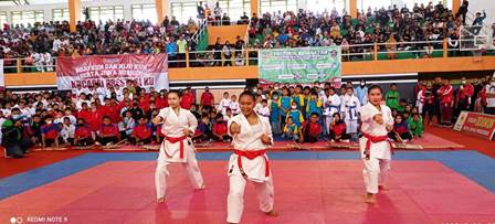 Karate-ka menunukkan aksinya saat pembukaan di GOR Merdeka, Sabtu (28/5/2022). 