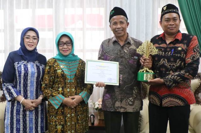 Wagisan Ketua KTH Kepuh, Dusun Mandiro Desa Panglungan, didampingi Sukiyat (kanan) Kades foto bersama Bupati dan Anggota DPRD RI saat menerima reward dari Pemkab Jombang.
