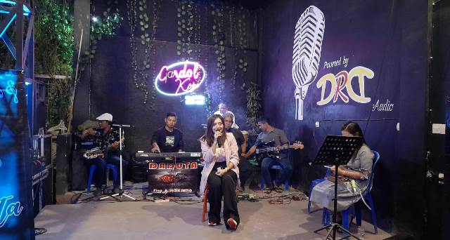 Diviana Safara, vokalis dangdut koplo Jawa Timuran hadir meramaikan Basecamp Orkes Melayu Daduta di Desa Pulosari, Kecamatan Bareng, Jombang, Kamis (6/10/2022). 