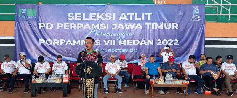 Direktur Perumdam Tirta Kencana Kabupaten Jombang, Khoirul Hasyim, M.Pd menyampaikan laporan kegiatan seleksi yang dilaksanakan oleh Pengurus Cabang Olahraga di bawah Koordinasi KONI Kabupaten Jombang. 