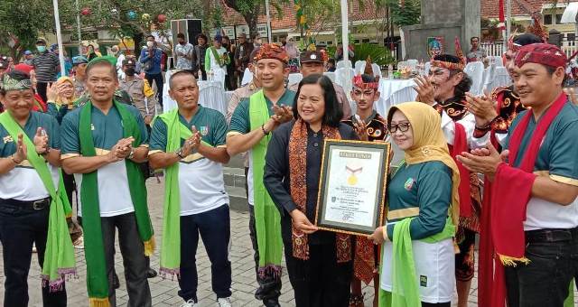 Bupati Jombang Hj Mundjidah Wahab didampingi Wakil Bupati Sumrambah dan Anggota Forpimda Kabupaten Jombang menerima piagam Rekor MURI dari Perwakilan Tim MURI Semarang, Sri Widayati, Selasa (11/10/2022). 