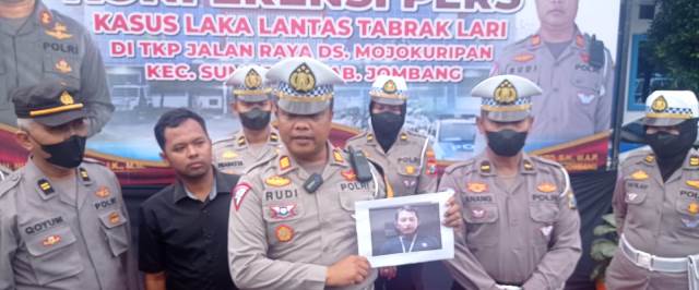 Satlantas Polres Jombang AKP Rudi Purwanto didampingi PJU Satlatas menunjukkan foto Sopir yang sebabkan korban tewas di TKP.
