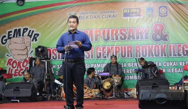 Tomson Pranggono menyampaikan sambutan saat sosialisasi gempur rokok ilegal di Ngoro, Jombang, Rabu (5/10/2022).