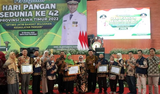 Bupati Jombang Hj Mundjidah Wahab bersama Kepala Dinas OPD foto bersama setelah menerima penghargaan dari Gubernur Jawa Timur. 