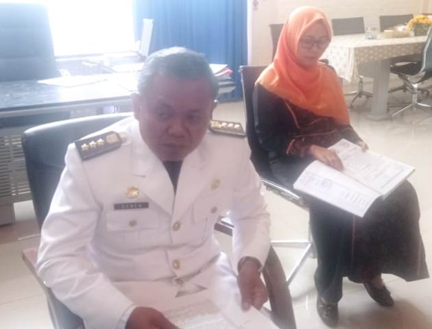 Senen, S.Sos., M.Si di ruang kerjanya didampingi Kasub Bidang Perencanaan, Ana Arisanti saat dikonfirmasi sejumlah wartawan, Jum’at (21/10/2022).