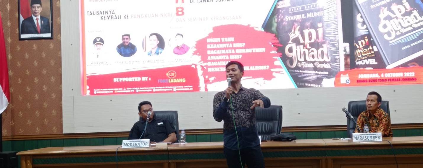 Syahrul Munif mantan tentara ISIS saat menyampaikan pengalamannya kepada peserta bedah buku Taubatnya mantan tentara ISIS Suriah, Selasa (4/10/2022) di ruang bung tomo Pemkab Jombang.