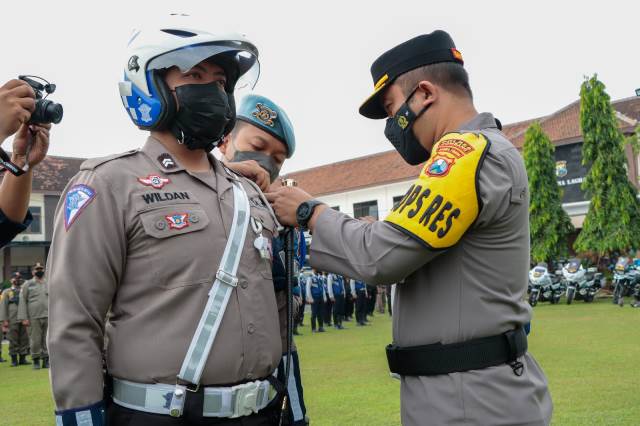 Kapolres Jombang AKBP Moh Nurhidayat, menyematkan pin kepada personil lantas Jombang sebagai tanda Operasi zebra Semeru 2022 dimulai. 