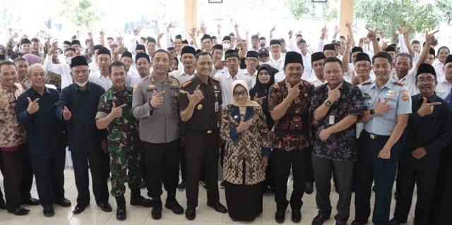 Bupati Jombanb Hj Mundjidah Wahab bersama Forpimda, Forpimcan dan Pengurus FKDM Wilyah II foto bersama seusai pelantikan di Pendopo Kecamatan Mojoagung.