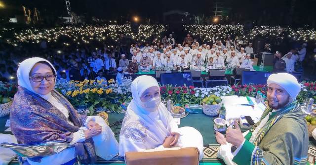 Bupati Jombang Hj Mundjidah Wahab (kiri), Gubernur Jawa Timur Khofifa Indar Parawansa dan Habib Syech Bin Abdul Qadir Assegaf hadir di Stadion Merdeka Jombang, Senin (31/10/2022).