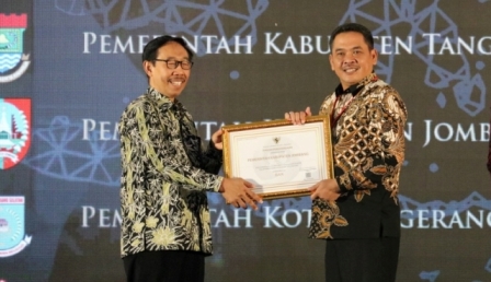 Piagam Penghargaan diberikan oleh Ketua KASN Prof. Agus Pramusinto kepada Wakil Bupati Jombang Sumrambah pada acara Anugerah Meritokrasi yakni Penyerahan Hasil Penilaian Penerapan Sistem Merit dalam Manajemen ASN Kepada Instansi Pemerintah Kategori Sangat Baik dan Baik, di Hotel Grand Sahid Jaya Jakarta, Kamis (08/12/2022).