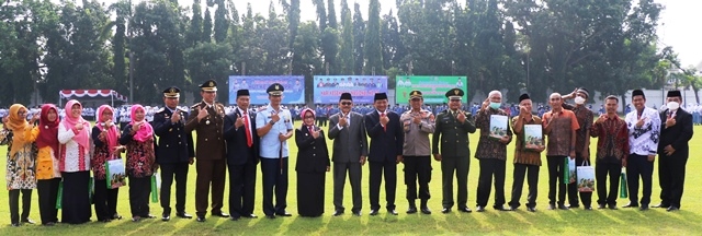 FOTO BERSAMA. Bupati didampingi Sekretaris Daerah Kabupaten Jombang, Ketua DPRD Kabupaten Jombang dan Forkopimda pada kesempatan tersebut menyerahkan santunan kepada 42 anak yatim, penyerahan tali Asih kepada 84 Karyawan/Karyawati, Pemkab Jombang yang telah Purna, juga ada penyerahan jaket PGRI dari Ketua PGRI Jumadi, kepada Bupati Jombang. Pada acara tersebut juga dilaksanakan Bakti Sosial Donor Darah di area depan taman BKPSDM Kantor Pemkab Jombang. 
