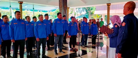 Bupati Jombang Hj. Mundjidah Wahab melakukan Pengukuhan Karang Taruna Kecamatan se-Kabupaten Jombang, Sabtu (10/12/2022) di Pendopo Kabupaten Jombang,