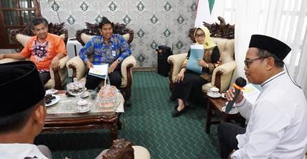 Bupati Jombang Hj. Mundjidah Wahab menerima kunjungan Pengurus Daerah Perhimpunan Remaja Masjid Kabupaten Jombang (PRIMA DMI) untuk beraudiensi, pada Kamis (12/01/2023) siang, diruang tamu Swagata Pendopo Kabupaten Jombang.