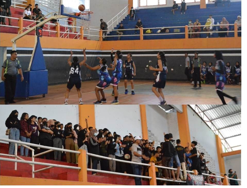 Tim Putri SMPN 2 Jombang bertanding melawan SMPN 1 Diwek pada partai final Piala Bupati Kejuaraan Basket antara SMP/MTS dan SMA/SMK/MA se-Kabupaten Jombang. Foto bawah, Kepala Sekolah Alim, M.Pd bersama para siswa mensuport dari atas tribun.
