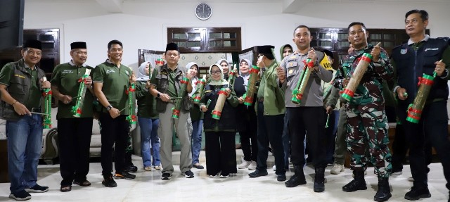 Bupati Jombang, Hj Mundjidah Wahab bersama Forpimda Kabupaten Jombang memukul kenthongan  sebagai upaya untuk mengajak seluruh elemen masyarakat bersama-sama siap untuk menjaga dan melindungi masyarakat di lingkungannya masing-masing.