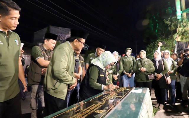 Bupati Mundjidah Wahab menandatangani prasasti peresmian didampingi Wakil Bupati Sumrambah, Ketua DPRD Kabupaten Jombang Mas'ud Zuremi, Forkopimda Kabupaten Jombang beserta istri, Sekdakab Jombang, Asisten, Staf Ahli, Kepala OPD lingkup Pemkab Jombang.