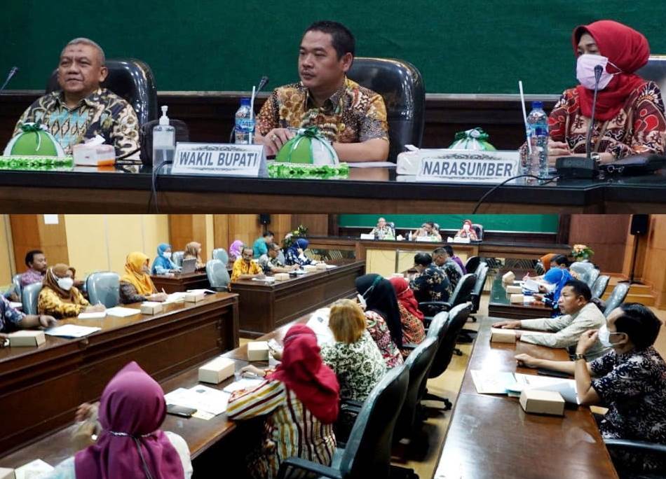 Wakil Bupati Jombang Sumrambah didampingi Kepala DPPKB PPPA Kabupaten Jombang dr. Puji Umbaran (kiri), dari BKKBN Perwakilan Jatim Uni Hidayati. 