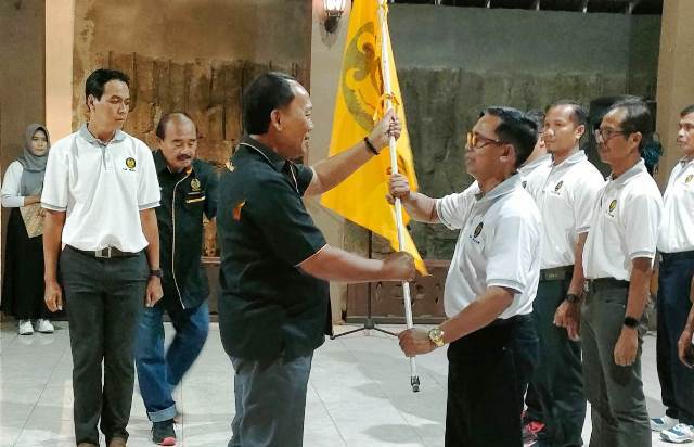 Sekretaris Pelti Pengprov Jawa Timur Ir Didik Utomo Pribadi menyerahkan Bendera Pataka Cabor Pelti kepada Drs Gondo Hariyono, sebagai tanda sahnya aktifitas kepengurus Pelti Kabupaten Nganjuk Masa Bakti 2023-2028, Jum'at (24/2/2023).
