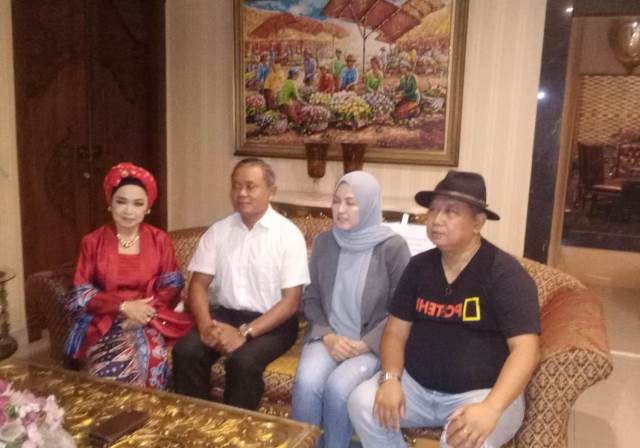 Kepala Dinas Pendidikan dan Kebudayaan Kabupaten Jombang Senen, S.Sos., M.Si (baju putih) berada di Yogyakarta didampingi, Kabid Kebudayaan Dian Yunitasari, serta tim kesenian Wayang Potehi dari Klenteng Hong Sian Kiong, Gudo. 