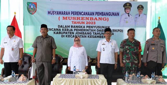Bupati Mundjidah Wahab didampingi Agus Purnomo Sekdakab Jombang, Miftakhul Huda Anggota DPRD, Camat Kesamben Eka Yulianto, Dan Ramil 0814/12 Kesamben Kapten Ifantri Khorirul Sunaryo, Kapolsek Kesamben AKP Ahmad. 