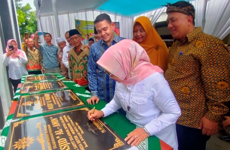 Peresmian Masjid Al-Amin Desa Betek; Masjid Al-Mujahidin Desa Karobelah; TK ABA 2 Mojoagung; Gedung A-Fatin MI Muhammadiyah 5 Mojoagung ditandai dengan penandatanganan prasasti oleh Bupati Jombang Hj. Mundjidah Wahab dan pengguntingan roncean melati dilanjutkan dengan meninjau dalam masjid.