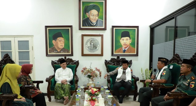 Kapolda Jatim Irjen Pol Tony Harmanto bersama Pangdam V Brawijaya Mayjen TNI Farid Makruf ke Kabupaten Jombang pada, Kamis (23/2/2023), diterima Pengasuh Pondok Tebuireng.