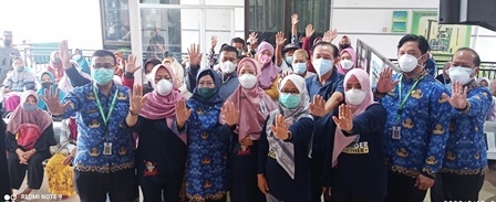 Tim Civitas Medis RSUD Jombang foto bersama Pasien TBC dalam rangkat peringatan Hari Tuberkolosis sedunia tahun 2023 di gedung  Medichal Check Up, Jum'at (23/3/2023). 