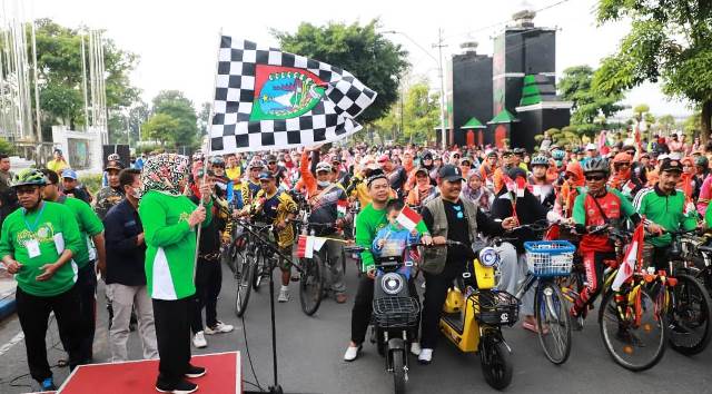 Bupati Jombang Hj Mundjidah Wahab melepas rombongan peserta Gowes, dalam rangka memperingati Harlah ke-13 Jami'iyah Seribu Rebana, Minggu (5/3/2023).