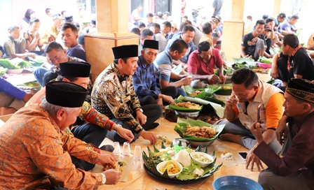 Wakil Bupati Jombang Sumrambah (berkopyah ketiga dari kiri) duduk bersama warga Desa Wonokerto dengan sajian tumpeng, Selasa (28/2/2023) di Desa Wonokerto, Kecamatan Wonosalam, Kabupaten Jombang. 