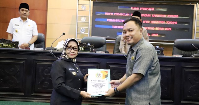 Agenda Rapat Paripurna diakhiri dengan penyerahan Rekomendasi dari DPRD Kabupaten Jombang yang diserahkan oleh Wakil Ketua DPRD, Dony Anggun kepada Bupati Jombang Hj Mundjidah Wahab.