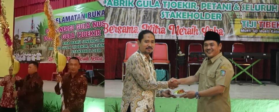 Wakil Bupati Jombang Sumrambah (kanan/foto kanan) menerima cendera mata dari GM PG Tjoekir, Abdul Azis Purwali, Foto kiri Para Maneger menunjukkan batang tebu manten terbaik sebagai sample tanaman tebu di wilayah kerja PG Tjoekir, Jombang, Senin, (15/5/2023). 