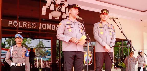 AKBP Moh Nudhidayat (kiri berdiri depan) terhitung, Senin (08/05/2023) posisi sebagai Kapolres Jombang digantikan AKBP Eko Bagus Riyadi (kanan pegang tongkat komando). 