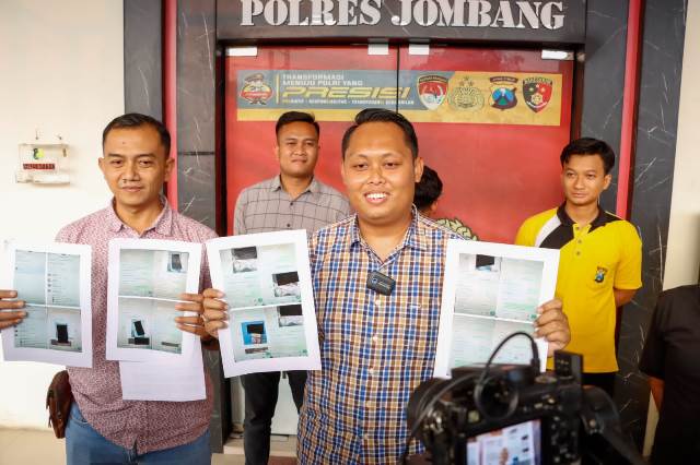 Kasatreskrim Polres Jombang, AKP Aldo Febrianto (tengah) menyampaikan materi jumpa pers, Selasa (13/6/2023).