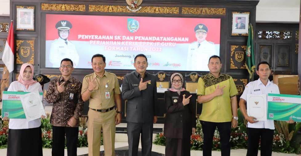 Pada kesempatan tersebut juga dilakukan secara simbolis penyerahan buku tabungan Bank Jombang oleh Bupati Jombang. Ucapan selamat dan sukses disampaikan Bupati Jombang, Hj Mundjidah Wahab kepada Guru PPPK yang baru saja menerima SK.