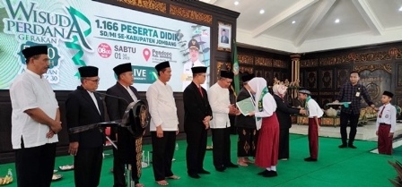 Prosesi Wisuda, hadir pada kegiatan tersebut para pengasuh Pondok Pesantren baik dari Tambakberas, Tebuireng, Mambaul Ma'arif Denanyar, PP. Darul Ulum Rejoso, Madrasatul Qur'an Tebuireng, Kepala Kemenag  Kabupaten Jombang, Ketua PCNU, Muslimat Muhammadiyah, Aisyiyah, Kepala OPD terkait; Kepala Sekolah, Guru, Ustadz dan Ustadzah; para orang tua/wali santri dan anak-anak peserta wisuda Tahfidz Tingkat SD/MI se Kabupaten Jombang.